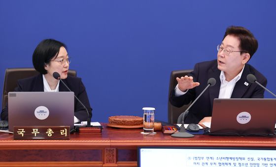 한성숙 총리와 대화하는 이재명 대통령