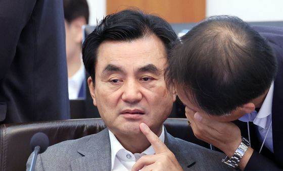 송기호 안보3차장과 대화하는 안규백 국방장관