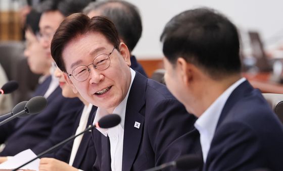구윤철 부총리와 대화하는 이재명 대통령