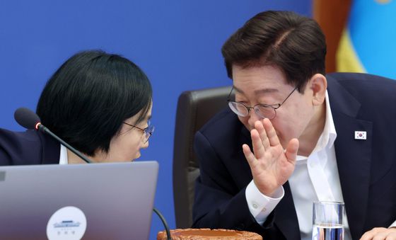 대화하는 이재명 대통령과 한성숙 총리