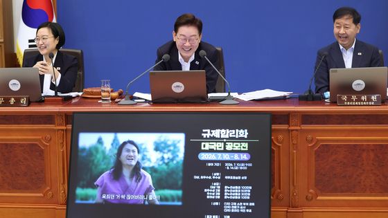 정책 홍보 영상 보며 미소 짓는 이재명 대통령