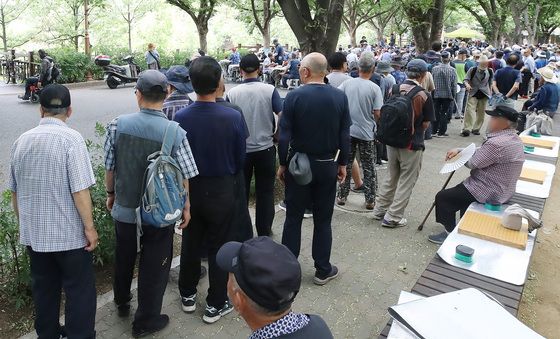 삼계탕 기다리는 무료급식소 풍경