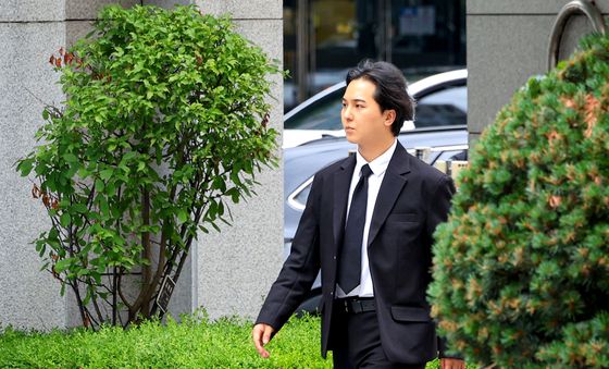 서부지법으로 증인출석하는 송민호