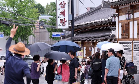초복 앞둔 삼계탕집 문전성시