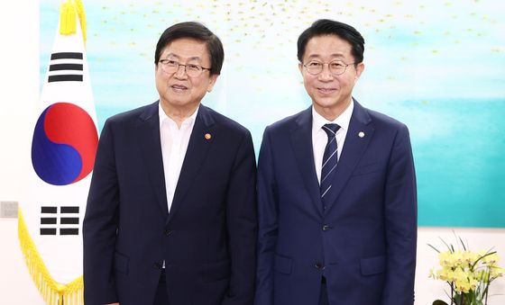 최교진 교육부 장관 만난 조정식 국회의장