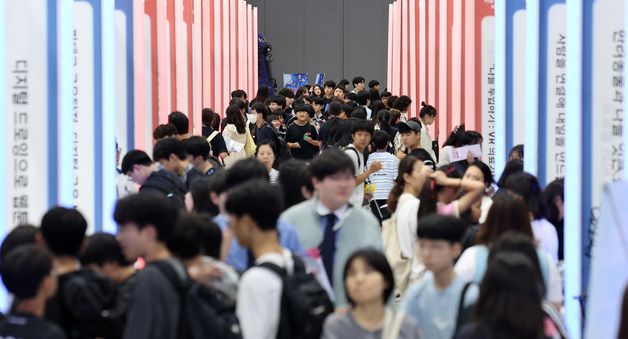 학생들로 가득한  '2026 서울진로직업박람회'