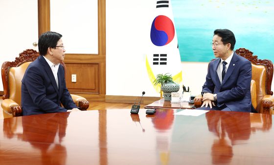 최교진 교육부 장관 접견하는 조정식 국회의장