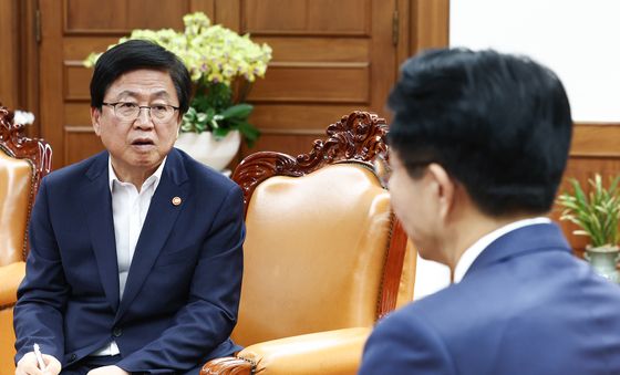 조정식 국회의장 당부 메모하는 최교진 교육부 장관