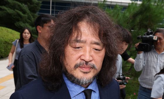 입장 표명 없이 법원 나서는 김어준