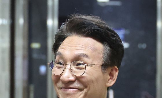의원총회 참석하는 김민석