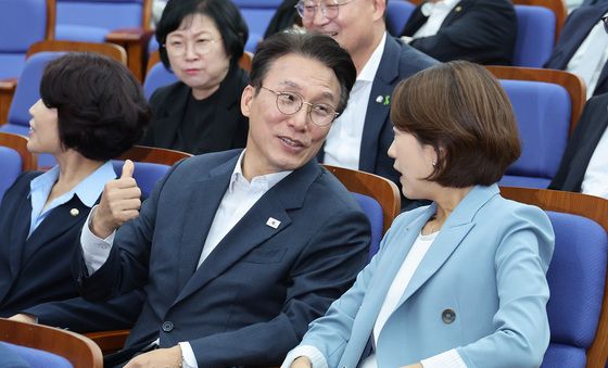 의원총회 대화하는 김민석·고민정