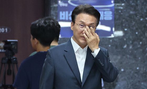 안경 고쳐쓰는 김민석