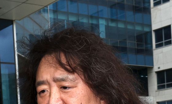 '이동재 전 기자 명예훼손' 입장 표명 없이 법원 나서는 김어준