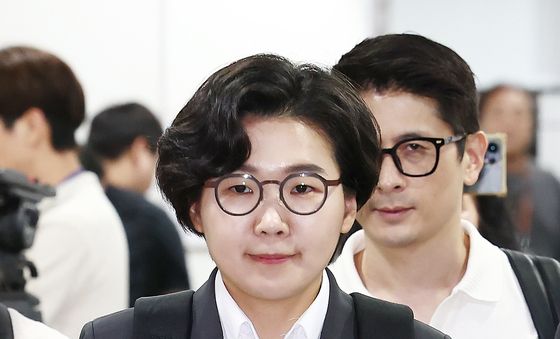 국회 소통관 들어서는 김보미 전 의원