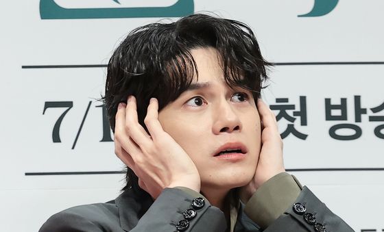옹성우 '오싹한 포즈'