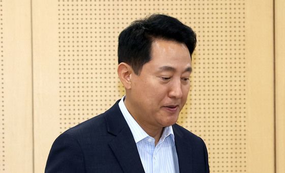 브리핑룸 들어서는 오세훈 시장