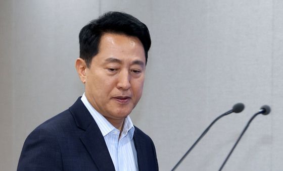 브리핑룸 들어서는 오세훈 시장