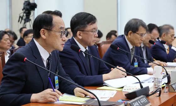 의원 질의 답변하는 허출훈 전 사무총장