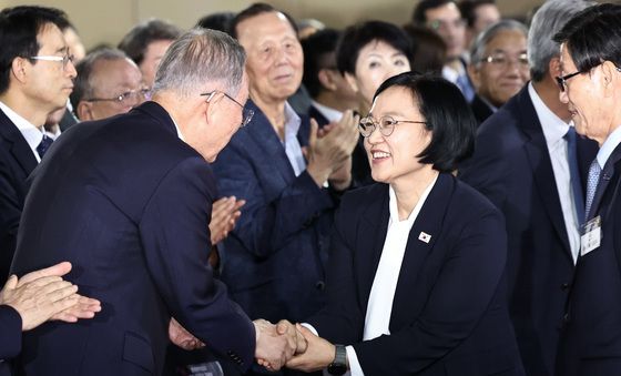 반기문 전 총장과 인사 나누는 한성숙 총리