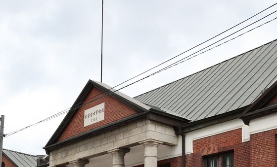 주택공급 확대방안 경청 토론회장 앞 항의 트럭