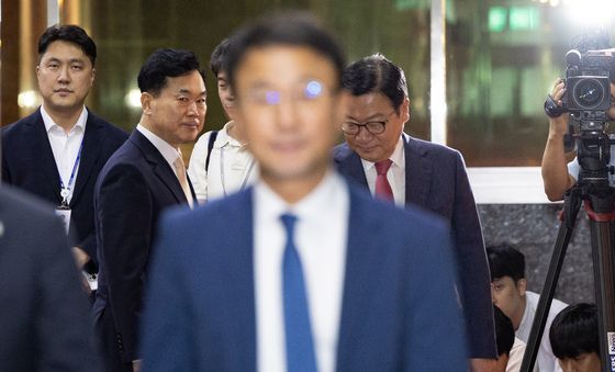 민주당 원내지도부 바라보는 국민의힘