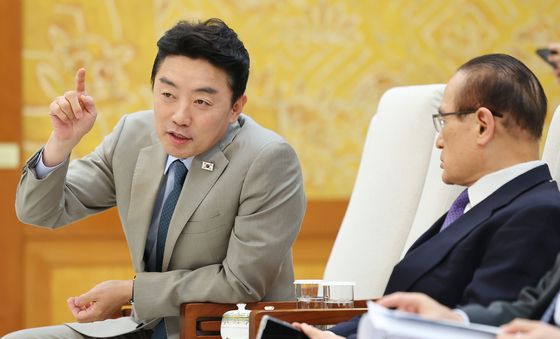 위성락 안보실장과 대화하는 강훈식 비서실장