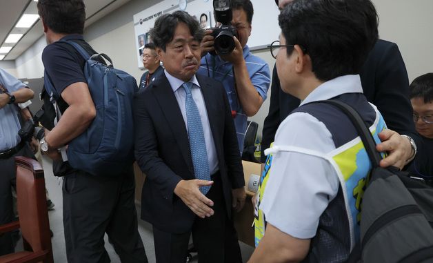 악수 청하는 권순원 위원장, 거부하는 이미선 근로자위원