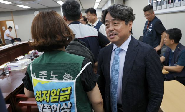 권순원 위원장 인사 외면하며 퇴장하는 근로자위원