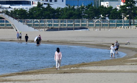 백사장 대신 바닷물 속으로