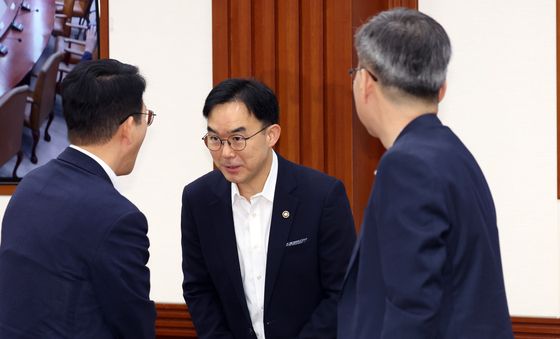 황종우 장관과 인사하는 채이배 비서실장