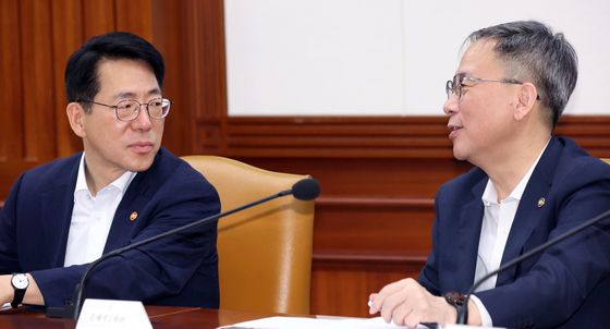 대화하는 황종우 장관과 김영수 차관
