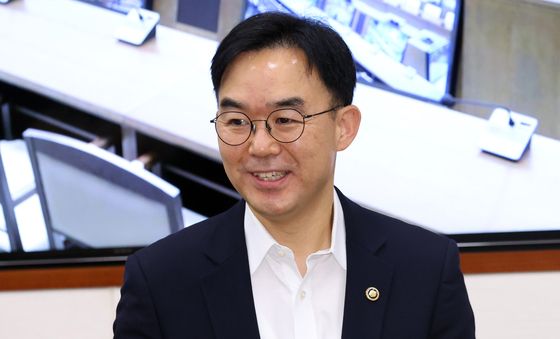비상경제점검회의 참석하는 채이배 국무총리비서실장