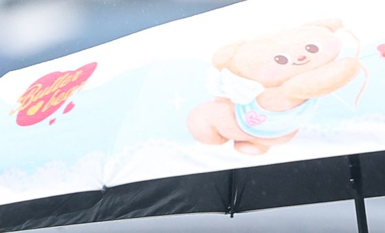 '산책은 못하지만 바깥공기 마셔요'