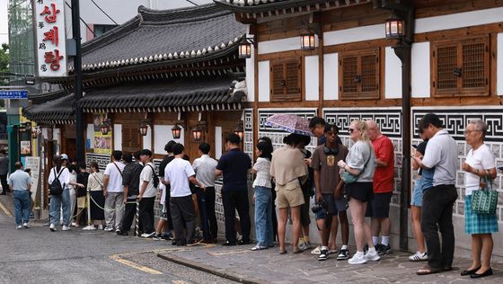 초복 삼계탕집 앞에 길게 늘어선 줄