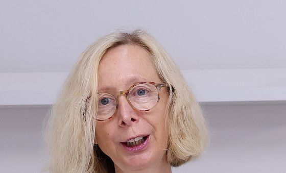축사 하는 안드레아 홀스헤르 매그넘 포토스 글로벌 컬쳐 디렉터