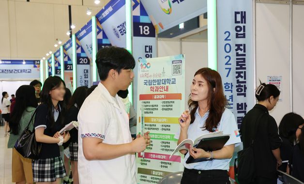 진로진학 상담받는 학생