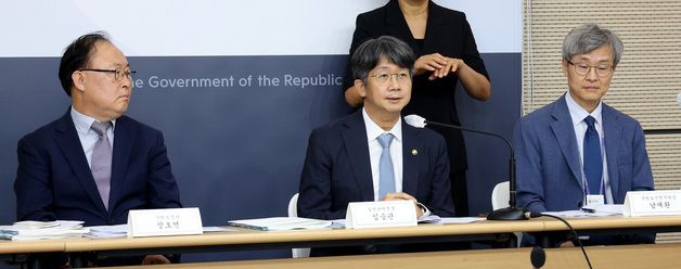질병관리청 업무보고 내용 설명하는 임승관 청장
