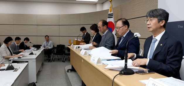 질병관리청 업무보고 내용 설명하는 임승관 청장