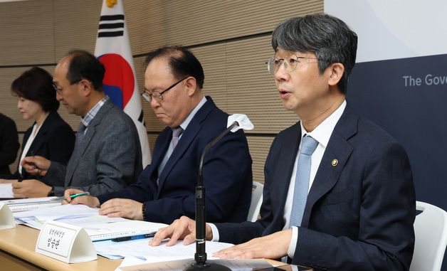 질병관리청 업무보고 내용 설명하는 임승관 청장