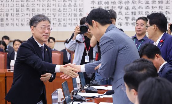 의원들과 인사나누는 노경필 처장