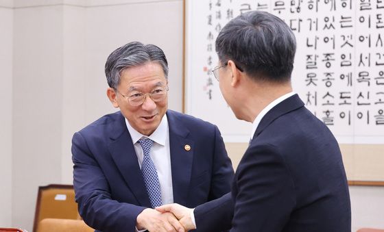 악수하는 정성호 장관·노경필 처장