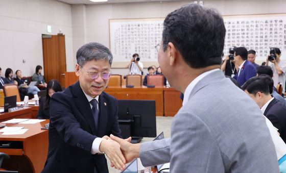 인사나누는 노경필 법원행정처장