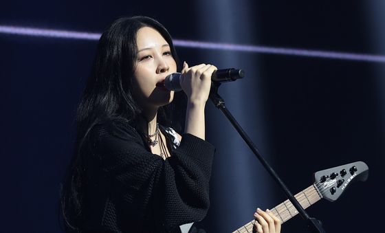 권진아, 록스타로 변신한 감성 발라더