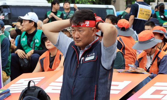 머리띠 매는 양경수 민주노총 위원장