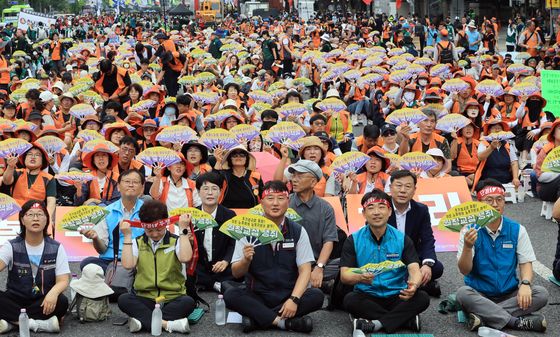 구호 외치는 양경수 위원장과 민주노총 조합원들