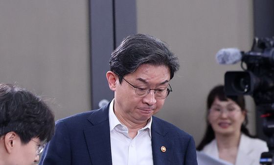 입장하는 이억원 금융위원장