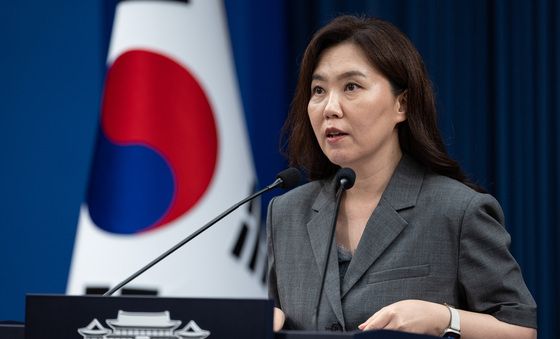 대통령 지시사항 브리핑 하는 강유정 수석대변인