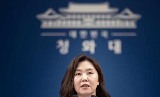 대통령 지시사항 브리핑 하는 강유정 수석대변인