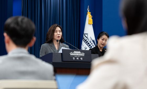 대통령 지시사항 브리핑 하는 강유정 수석대변인