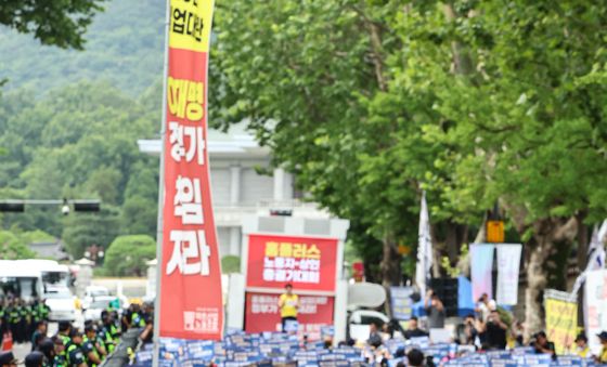 청와대 앞에 모인 홈플러스 노동자·상인들
